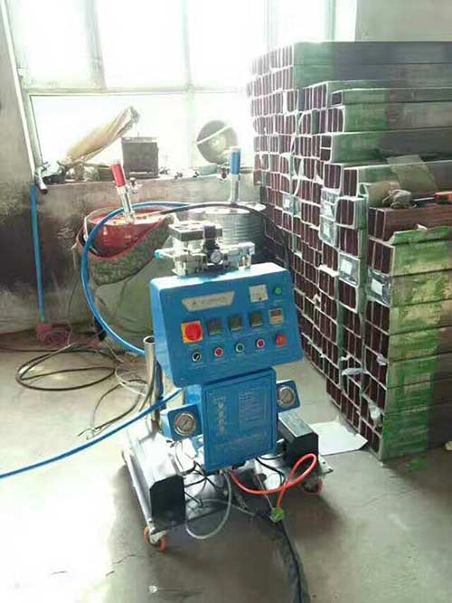 防盜門填充聚氨酯發(fā)泡(圖1) Q2600D發(fā)泡機防盜門填充聚氨酯發(fā)泡案例